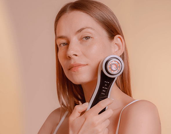 EMS visage : comment l'électrostimulation tonifie l'ovale et le cou