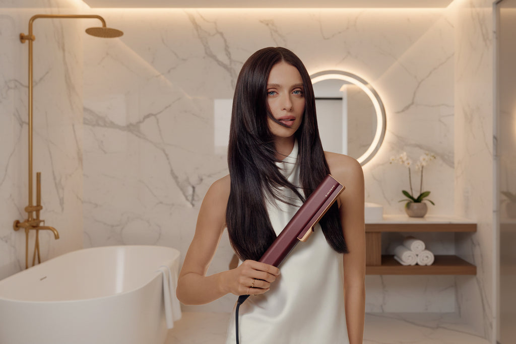Femme aux cheveux longs et lisses tenant le lisseur à air Beauty AeroGlow