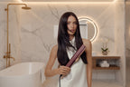 Femme aux cheveux longs et lisses tenant le lisseur à air Beauty AeroGlow