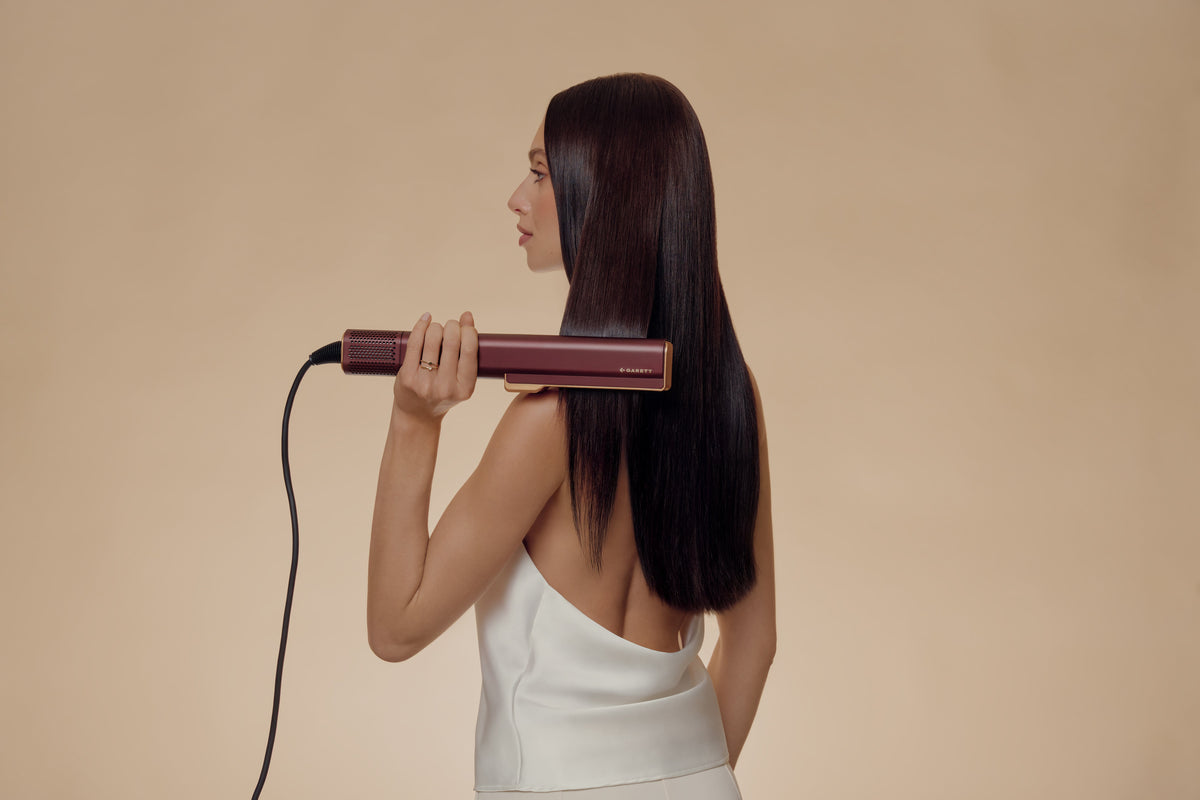 Lissage d'une mèche de cheveux avec le lisseur à air Beauty AeroGlow